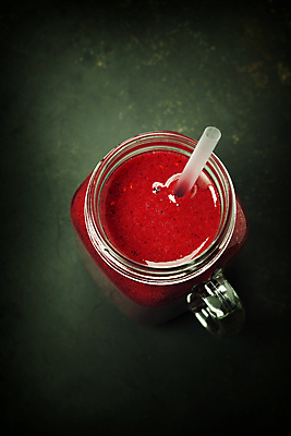 포토 JPG 해외이미지 음료 검은배경 잔 실내 사람없음 베리스무디 스무디 해외202004 해외포토 식기 백그라운드 내부 검은색 파일형식