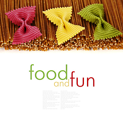 포토 해외이미지 실내 근접촬영 타이포그라피 사람없음 장식 흰배경 일렬 파르팔레 파스타면 카피스페이스 통밀 해외202004 해외포토 문자 뷰포인트 백그라운드 파스타 내부 공백 흰색 면류 밀 파일형식