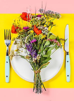 포토 JPG 해외이미지 접시 꽃다발 포크 실내 사람없음 하이앵글 들꽃 나이프 노끈 노란배경 분홍색배경 해외202004 해외포토 식기 꽃 줄 뷰포인트 분홍색 백그라운드 내부 노란색 칼 파일형식