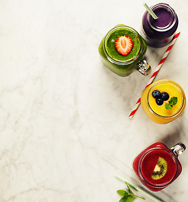 포토 JPG 해외이미지 음료 잔 실내 키위 빨대 사람없음 흰배경 블루베리 베리스무디 스무디 딸기스무디 디톡스 해외202004 해외포토 식기 백그라운드 과일 건강 내부 흰색 파일형식