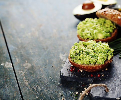 포토 JPG 해외이미지 빵 샌드위치 사람없음 아웃포커스 나무바닥 아보카도 나무도마 통후추 카피스페이스 해외202004 해외포토 음식 과일 바닥 도마 촬영기법 목재 공백 후추 파일형식