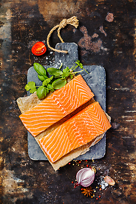 포토 JPG 해외이미지 종이 방울토마토 양파 도마 실내 사람없음 하이앵글 허브 향신료 날것 연어 생강 석판 연어요리 연어회 해외202004 해외포토 식물 음식 뷰포인트 토마토 채소 주방용품 어류 내부 생선회 향미료 파일형식