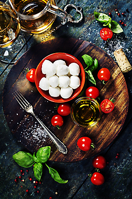 포토 JPG 해외이미지 그릇 포크 방울토마토 실내 사람없음 화이트와인 나무바닥 코르크 바질 나무쟁반 모짜렐라치즈 해외202004 해외포토 식기 토마토 치즈 바닥 쟁반 내부 목재 와인 파일형식