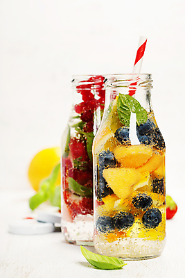 포토 JPG 해외이미지 음료 딸기 유리병 빨대 사람없음 물 레몬 민트 흰배경 산딸기 디톡스 해외202004 해외포토 자연요소 백그라운드 과일 병_용기 건강 흰색 허브 파일형식