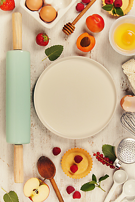 포토 JPG 해외이미지 그릇 접시 딸기 사람없음 하이앵글 계란 민트 계란껍데기 흰배경 산딸기 밀가루 밀대 계량스푼 나무숟가락 계란판 머핀틀 살구 크랜베리 허니디퍼 카피스페이스 해외202004 해외포토 식기 열매 뷰포인트 백그라운드 과일 주방용품 알 숟가락 공백 흰색 도구 가루 허브 파일형식