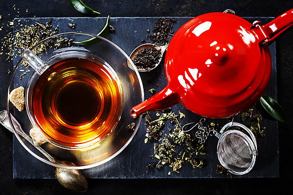 포토 JPG 해외이미지 검은배경 실내 사람없음 하이앵글 숟가락 찻잔 다기 찻주전자 설탕 컵받침 찻잎 해외202004 차거름망 해외포토 뷰포인트 백그라운드 주전자 잔 수저 내부 차_음료 검은색 다도 받침대 파일형식