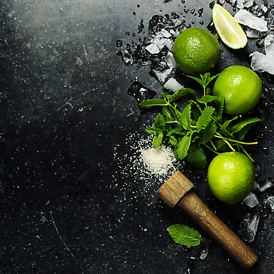 포토 JPG 해외이미지 검은배경 사람없음 하이앵글 얼음 설탕 민트 라임 모히토 카피스페이스 해외202004 해외포토 자연요소 뷰포인트 백그라운드 과일 검은색 공백 칵테일 허브 파일형식