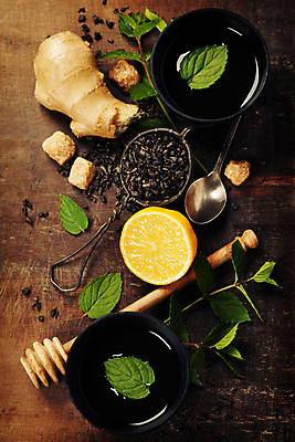 포토 JPG 해외이미지 잎 실내 사람없음 찻잔 티스푼 레몬 생강 찻잎 나무탁자 생강차 허니디퍼 해외202004 차거름망 해외포토 식물 채소 과일 탁자 잔 내부 차_음료 숟가락 도구 파일형식