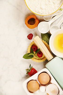 포토 JPG 해외이미지 그릇 딸기 사람없음 하이앵글 계란 민트 계란껍데기 흰배경 산딸기 밀가루 밀대 계량스푼 계란판 살구 타르트 카피스페이스 해외202004 해외포토 식기 빵 뷰포인트 백그라운드 과일 주방용품 알 공백 흰색 가루 허브 파이_빵 파일형식