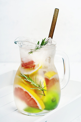 포토 JPG 해외이미지 음료 사람없음 물 얼음 자몽 흰배경 라임 로즈메리 나무숟가락 유리주전자 디톡스 해외202004 해외포토 자연요소 백그라운드 과일 유리 주전자 건강 숟가락 흰색 허브 파일형식