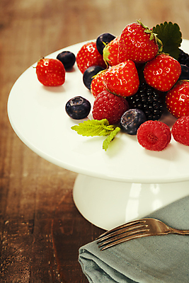 포토 JPG 해외이미지 접시 잎 딸기 사람없음 초록색 블루베리 산딸기 블랙베리 해외202004 해외포토 식물 식기 컬러 과일 파일형식