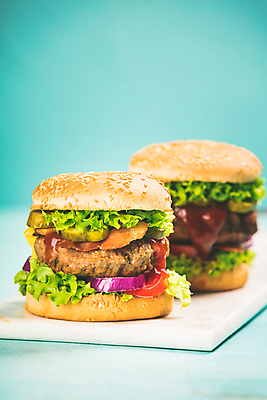 포토 JPG 해외이미지 도마 패스트푸드 실내 사람없음 두개 햄버거 파란배경 수제햄버거 해외202004 해외포토 백그라운드 2 주방용품 내부 파란색 인스턴트 파일형식