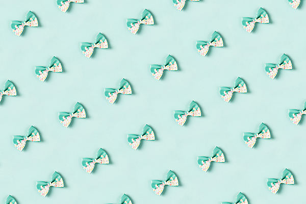 포토 JPG 해외이미지 리본 패턴 실내 사람없음 하이앵글 귀여움 파란배경 일렬 해외202004 해외포토 뷰포인트 백그라운드 컨셉 무늬 내부 파란색 파일형식