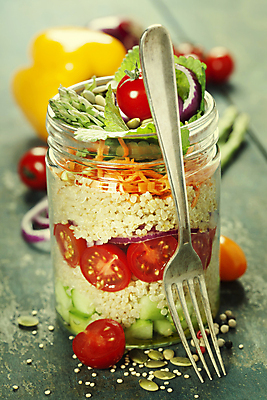 포토 해외이미지 포크 방울토마토 유리병 오이 파프리카 실내 근접촬영 사람없음 당근 샐러드 민트 담기 채식 나무바닥 건강식 다이어트음식 퀴노아 비건 해외202004 해외포토 식기 음식 뷰포인트 다이어트 토마토 채소 모션 병_용기 곡류 바닥 뿌리채소 내부 허브 채식주의자 파일형식