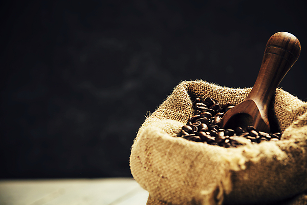 포토 JPG 해외이미지 검은배경 실내 사람없음 원두 스쿱 커피자루 해외202004 해외포토 커피 백그라운드 내부 검은색 자루 파일형식