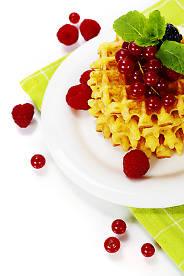 포토 JPG 해외이미지 접시 디저트 실내 사람없음 식탁보 달콤 흰배경 산딸기 베리 와플 해외202004 해외포토 식기 음식 백그라운드 과일 내부 흰색 맛 파일형식