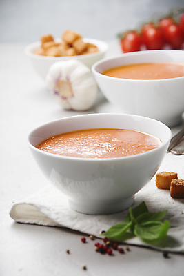 포토 JPG 해외이미지 그릇 토마토 방울토마토 마늘 사람없음 수프 흰배경 바질 크루통 해외202004 해외포토 식기 빵 백그라운드 채소 흰색 파일형식