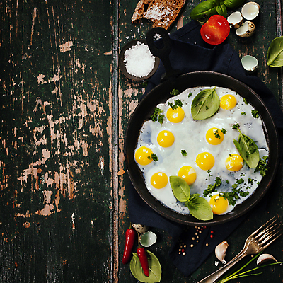 포토 JPG 해외이미지 접시 포크 방울토마토 실내 마늘 사람없음 계란 아침식사 계란프라이 나무바닥 홍고추 소금 카피스페이스 해외202004 해외포토 식기 토마토 채소 고추 바닥 내부 알 식사 공백 계란요리 파일형식