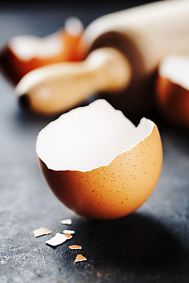 포토 JPG 해외이미지 검은배경 실내 근접촬영 사람없음 아웃포커스 계란껍데기 해외202004 해외포토 뷰포인트 백그라운드 촬영기법 내부 계란 검은색 파일형식