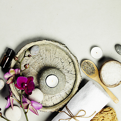 포토 JPG 해외이미지 실내 사람없음 하이앵글 수건 흰배경 스파용품 향초 아로마테라피 나무숟가락 찻잎 스톤 나무쟁반 난초꽃 카피스페이스 아로마오일 입욕소금 해외202004 해외포토 꽃 뷰포인트 백그라운드 초 쟁반 내부 목재 차_음료 위생용품 숟가락 스파 공백 흰색 미용용품 난초 오일_화장품 오브젝트 소금 테라피 파일형식