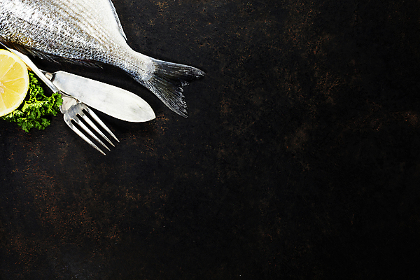포토 JPG 해외이미지 포크 검은배경 실내 어류 사람없음 하이앵글 나이프 레몬 해산물 카피스페이스 해외202004 해외포토 식기 뷰포인트 백그라운드 과일 내부 검은색 수중동물 공백 칼 파일형식