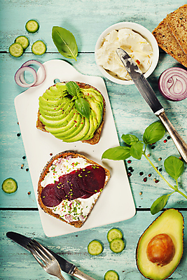 포토 JPG 해외이미지 그릇 빵 포크 오이 도마 샌드위치 사람없음 하이앵글 나이프 민트 파란배경 나무바닥 슬라이스 바질 아보카도 적양파 크림치즈 해외202004 해외포토 식기 음식 뷰포인트 백그라운드 채소 과일 주방용품 양파 치즈 바닥 파란색 칼 허브 파일형식