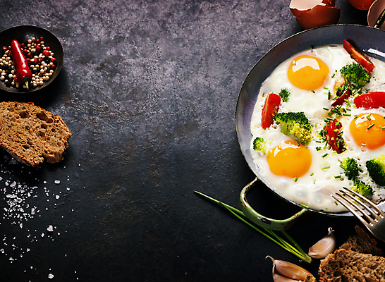 포토 JPG 해외이미지 포크 채소 검은배경 실내 사람없음 계란 아침식사 냄비 바게트 계란프라이 홍고추 통후추 카피스페이스 해외202004 해외포토 식기 빵 백그라운드 고추 내부 알 검은색 식사 공백 솥 계란요리 후추 파일형식