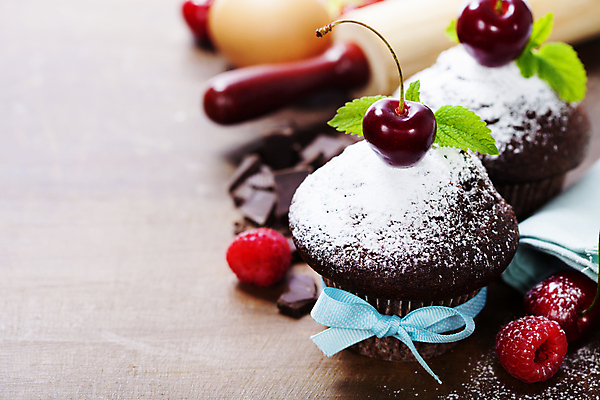 포토 JPG 해외이미지 리본 실내 사람없음 초콜릿 체리 달콤 컵케이크 민트 나무바닥 산딸기 반죽밀대 슈가파우더 초코맛 카피스페이스 해외202004 해외포토 과일 디저트 바닥 내부 케이크 공백 맛 허브 밀대 파일형식