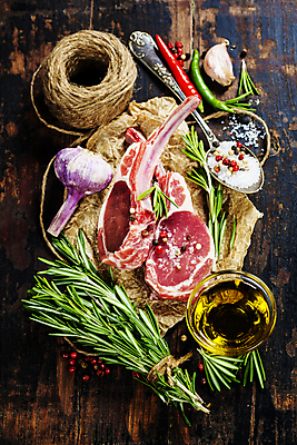 포토 JPG 해외이미지 고추 실내 마늘 사람없음 하이앵글 종이봉투 숟가락 올리브오일 소금 종지 후추 노끈 양고기 로즈메리 나무탁자 해외202004 해외포토 그릇 줄 뷰포인트 채소 탁자 봉투 수저 육류 내부 기름_음식 허브 향신료 파일형식