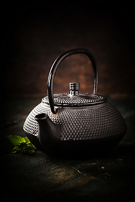 포토 JPG 해외이미지 잎 검은배경 실내 사람없음 다기 찻주전자 해외202004 해외포토 식물 백그라운드 주전자 내부 검은색 다도 파일형식