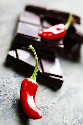 포토 JPG 해외이미지 식재료 사람없음 아웃포커스 초콜릿 두개 매움 나무바닥 홍고추 해외202004 해외포토 2 고추 디저트 바닥 촬영기법 맛 파일형식