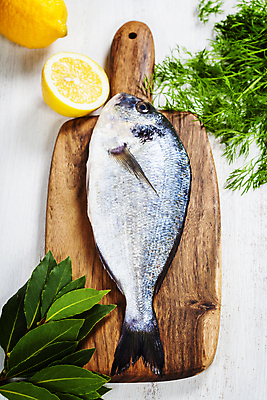 포토 JPG 해외이미지 식재료 실내 어류 사람없음 하이앵글 레몬 해산물 흰배경 나무도마 월계수 황새치 해외202004 해외포토 뷰포인트 백그라운드 과일 도마 내부 목재 수중동물 흰색 파일형식 새치