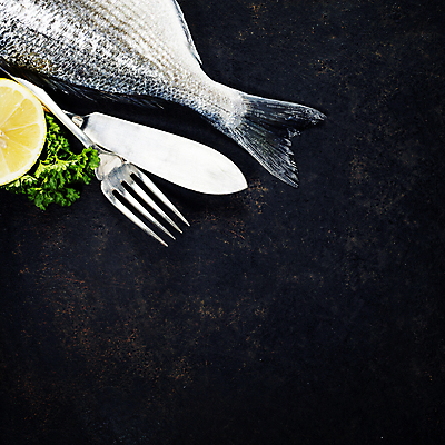 포토 JPG 해외이미지 포크 검은배경 실내 어류 사람없음 하이앵글 나이프 레몬 해산물 카피스페이스 해외202004 해외포토 식기 뷰포인트 백그라운드 과일 내부 검은색 수중동물 공백 칼 파일형식