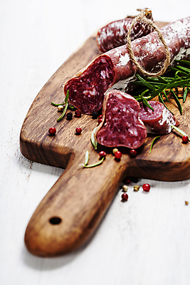 포토 JPG 해외이미지 단면 실내 사람없음 흰배경 슬라이스 로즈메리 나무도마 살라미 통후추 해외202004 해외포토 백그라운드 도마 내부 목재 흰색 허브 후추 파일형식