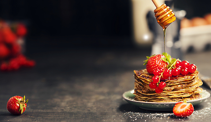 포토 JPG 해외이미지 접시 딸기 단면 실내 사람없음 흐름 달콤 꿀 레드커런트 슈가파우더 허니디퍼 크레이프 카피스페이스 해외202004 해외포토 식기 열매 컨셉 과일 디저트 내부 공백 도구 맛 파일형식