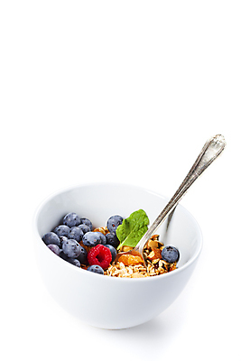 포토 JPG 해외이미지 그릇 곡류 실내 사람없음 숟가락 흰배경 블루베리 산딸기 꽂음 요거트 그래놀라 해외202004 해외포토 식기 음식 백그라운드 과일 유제품 수저 내부 흰색 파일형식