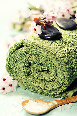 포토 JPG 해외이미지 사람없음 수건 위생용품 벚꽃 스파용품 아로마테라피 입욕소금 해외202004 해외포토 꽃 생활용품 스파 미용용품 오브젝트 소금 테라피 파일형식