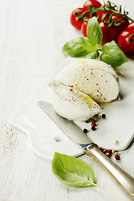 포토 JPG 해외이미지 방울토마토 유제품 도마 실내 사람없음 칼 흰배경 바질 모짜렐라치즈 해외202004 해외포토 백그라운드 토마토 주방용품 치즈 내부 흰색 파일형식