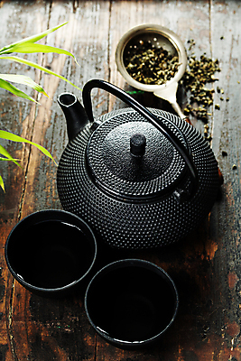 포토 JPG 해외이미지 잎 실내 사람없음 찻잔 다기 찻주전자 나무탁자 해외202004 차거름망 해외포토 식물 탁자 주전자 잔 내부 다도 파일형식