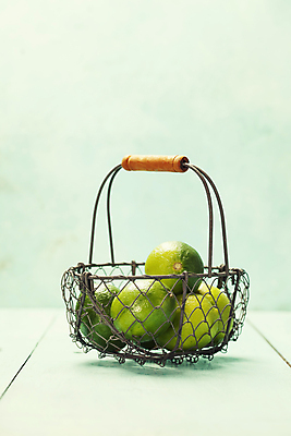 포토 JPG 해외이미지 사람없음 바구니 담기 라임 모히토 민트색배경 해외202004 해외포토 백그라운드 과일 모션 칵테일 민트색 파일형식