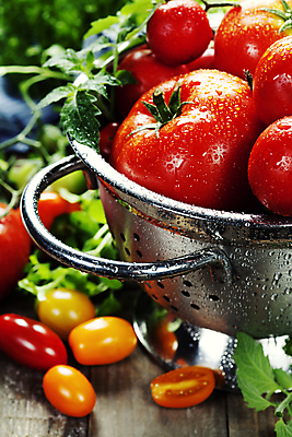 포토 JPG 해외이미지 토마토 방울토마토 실내 사람없음 아웃포커스 신선 냄비 담기 해외202004 해외포토 채소 모션 촬영기법 내부 솥 파일형식