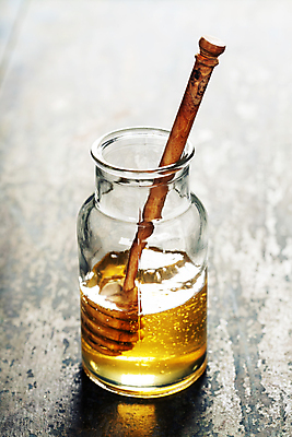 포토 JPG 해외이미지 유리병 실내 사람없음 달콤 나무바닥 꿀 꿀단지 허니디퍼 해외202004 해외포토 병_용기 바닥 내부 도구 맛 파일형식