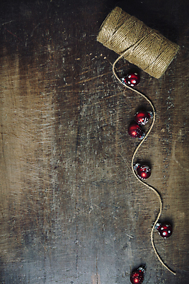 포토 JPG 해외이미지 크리스마스장식 크리스마스 크리스마스용품 실내 사람없음 나무바닥 노끈 오너먼트 카피스페이스 크리스마스배경 해외202004 해외포토 기념일 줄 백그라운드 바닥 내부 공백 용품 파일형식