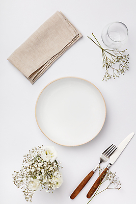 포토 JPG 해외이미지 접시 꽃 포크 와인잔 실내 사람없음 하이앵글 꽃병 나이프 상차림 준비 흰배경 냅킨 플랫레이 해외202004 플레이팅 해외포토 식물 식기 뷰포인트 백그라운드 술잔 내부 흰색 플랫 칼 파일형식