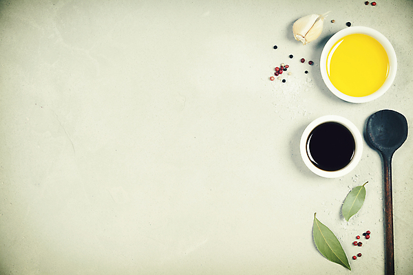 포토 JPG 해외이미지 마늘 사람없음 하이앵글 올리브오일 종지 후추 나무숟가락 월계수 카피스페이스 초록배경 해외202004 해외포토 그릇 뷰포인트 백그라운드 채소 초록색 숟가락 공백 기름_음식 향신료 파일형식