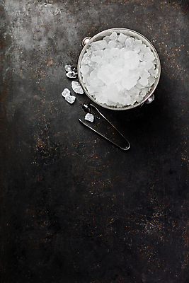 포토 JPG 해외이미지 검은배경 집게 사람없음 하이앵글 얼음 양동이 담기 카피스페이스 해외202004 해외포토 자연요소 뷰포인트 백그라운드 모션 검은색 공백 파일형식