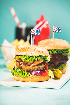 포토 JPG 해외이미지 도마 패스트푸드 실내 사람없음 아웃포커스 두개 햄버거 성조기 파란배경 피클 수제햄버거 이쑤시개장식 해외202004 해외포토 백그라운드 2 주방용품 촬영기법 내부 장식 파란색 국기 인스턴트 이쑤시개 절임 파일형식