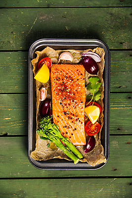 포토 JPG 해외이미지 채소 재료 양파 실내 사람없음 하이앵글 레몬 날것 소금 연어 후추 연어요리 연어회 해외202004 해외포토 음식 뷰포인트 과일 어류 내부 생선회 향신료 파일형식