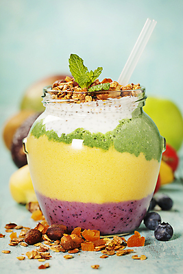 포토 JPG 해외이미지 음료 잔 실내 빨대 사람없음 혼합 스무디 민트색배경 해외202004 해외포토 식기 백그라운드 내부 민트색 파일형식