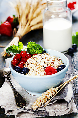 포토 JPG 해외이미지 그릇 실내 사람없음 아웃포커스 숟가락 우유 식탁보 우유병 허브 블루베리 산딸기 건강식 오트밀 크랜베리 슈퍼푸드 귀리 해외202004 해외포토 식물 식기 열매 음식 과일 병_용기 유제품 곡류 촬영기법 수저 내부 건강식품 파일형식